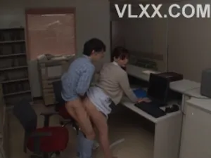 Cô giáo ngực khủng bị cậu học trò bắt gặp cắm sừng và “tống tình”