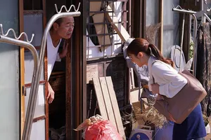 Ngủ nhờ nhà quản lý nữ tốt bụng sau khi trễ chuyến tàu về nhà với vợ