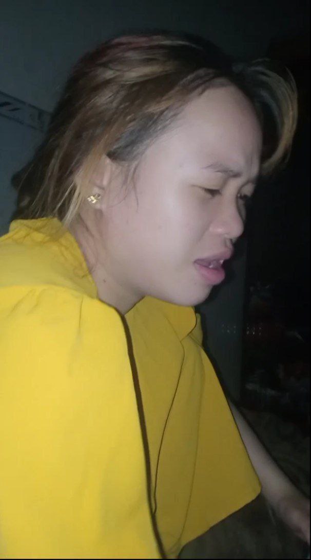 Em ngồi học vẽ