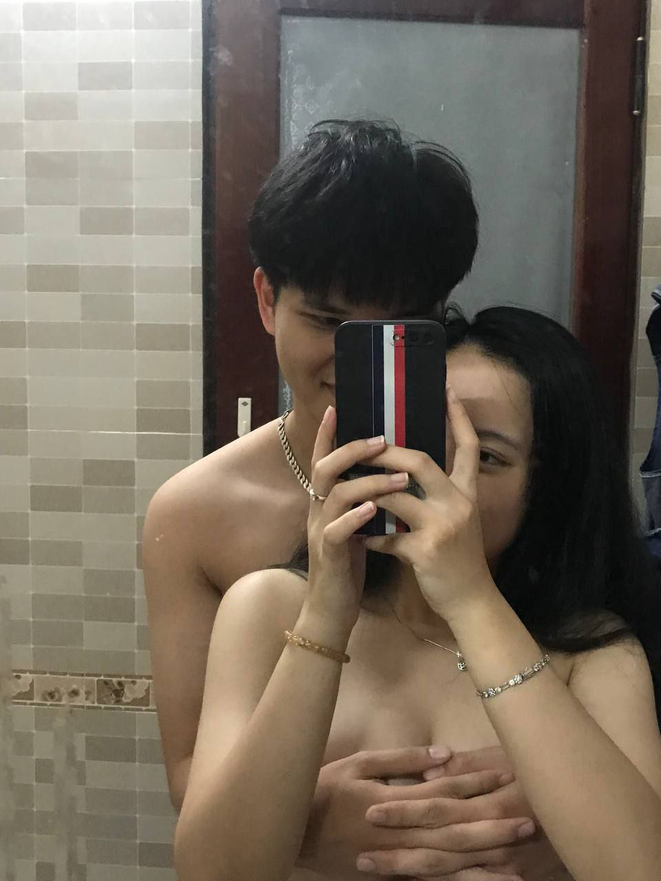 Anh nhân viên trúng độc đắc ở chung phòng với 2 chị cấp trên trong chuyến công tác